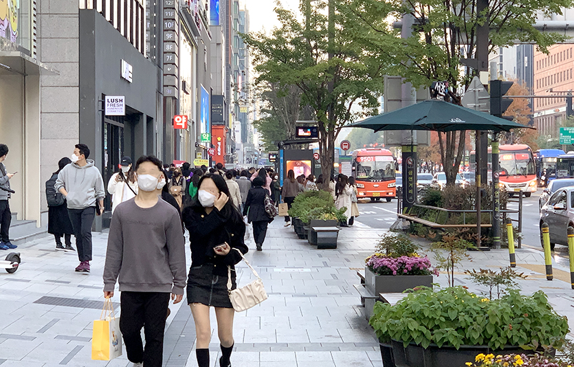 ‘단계적 일상회복(위드 코로나)’과 함께 코로나19 4차 유행이 이어지는 가운데 7일 신규 확진자는 1700명대를 기록, 엿새 만에 다시 1000명대로 내려왔다. 일상회복 전환 이후인 이달 4일 강남역. 사진=김성미 기자