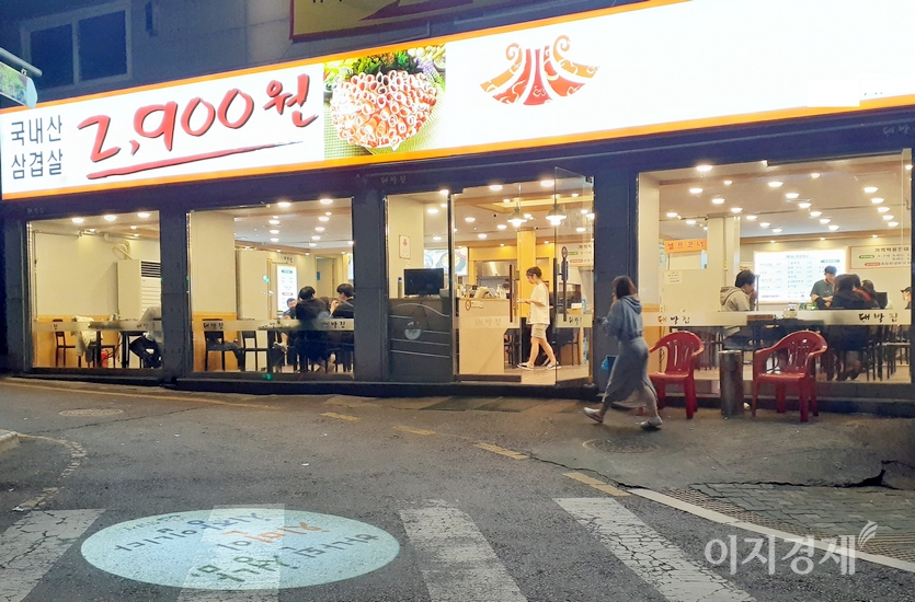 경기도 성남시 중원구 금광동에 있는 한 삼겹살집의 이날 새벽 2시경 모습. 지난달까지만 해고 새벽 시간에 손님이 없었지만, 이달 거리두기 해제로 새벽 시간에도 빈 식탁이 없다. 사진=정수남 기자