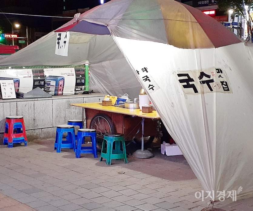 같은 날 새벽 3시경. 중원구 산성대로에 있는 국수 포장마차가 2년 만에 다시 나왔다. 다만, 이곳이 재개발 지역이라 인근 유흥상가가 모두 폐점해 손님은 없다. 사진=정수남 기자