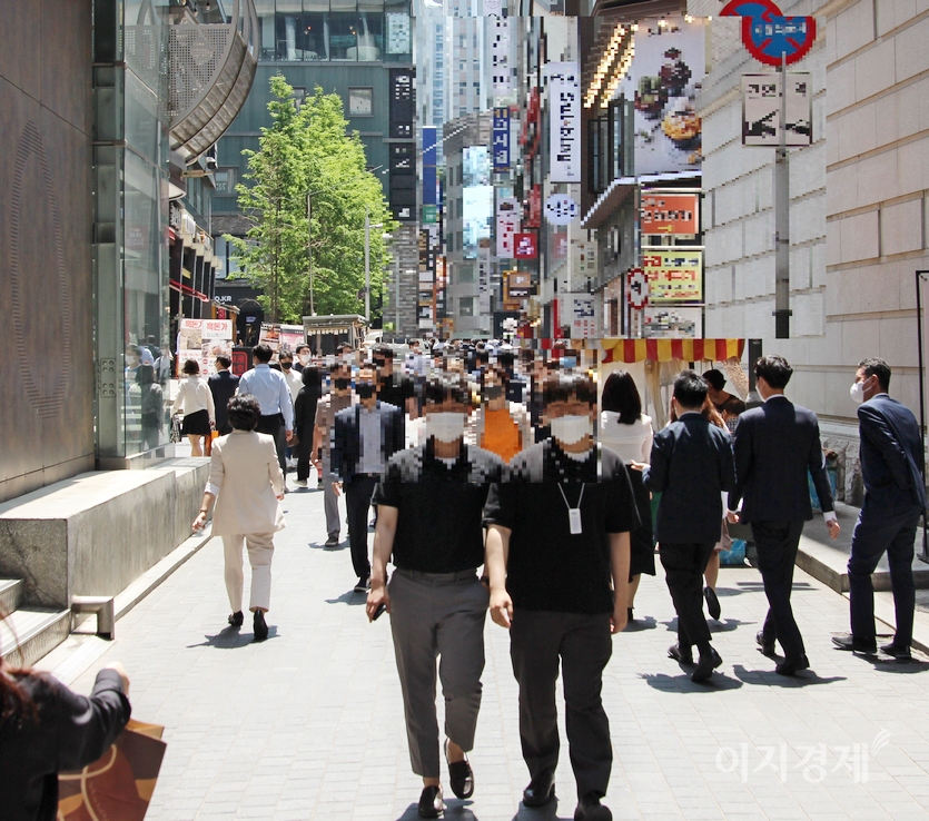 (위부터)같은 날 점심 시간 서울 명동 모습. 골목 골목에 행인이 넘친다. 인근 커피전문점은 빈자리가 없다. 사진=정수남 기자