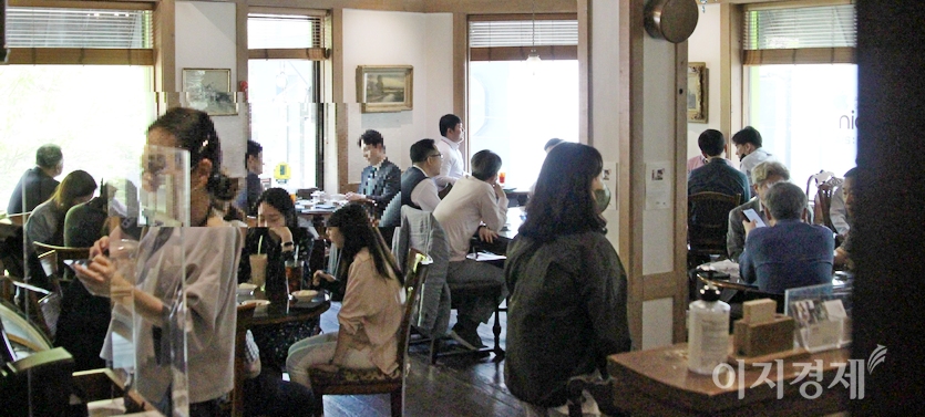 (위부터)같은 날 점심 시간 서울 명동 모습. 골목 골목에 행인이 넘친다. 인근 커피전문점은 빈자리가 없다. 사진=정수남 기자