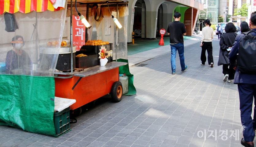 반면, 계절 먹거리인 붕어빵과 국화빵 포장마차에는 손님이 없다. 60대 주인장이 하릴없이 행인만 바라고보 있다. 사진=정수남 기자