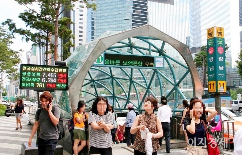 정부는 2011년 9월 15일 순환정전 이후 전국 주요 지역에 실시간 전력 상황판을 설치하고, 전기 절약을 유도했다. 당시 서울지하철 2호선 강남역에 설치된 전력 상황판. 사진=정수남 기자