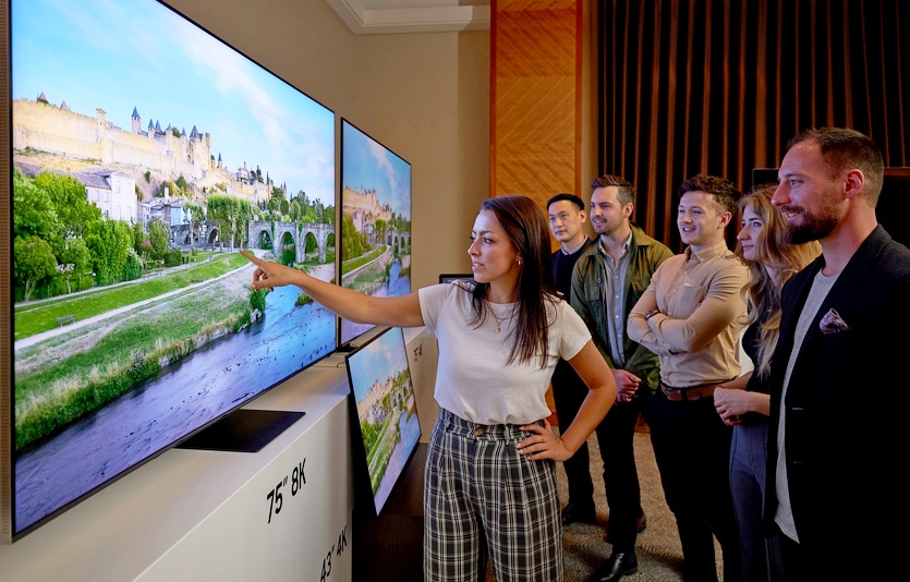 영국 런던에서 최근 열린 삼성전자 유럽 테크세미나에서 참석자들이 신형 Neo QLED 8K를 살펴보고 있다. 사진=삼성전자