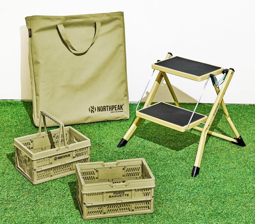 파리바게뜨가 본격적인 캠핑철을 앞두고 아웃도어 브랜드 노스피크와 협업해 캠핑 용픔인 쉘프래더꾸러미를 출시했다. 사진=파리바게뜨