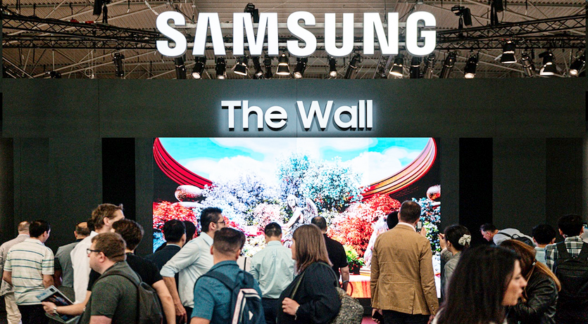 스페인 바르셀로나에서 최근 열린 유럽 최대 디스플레이 전시회 ISE를 찾은 방문객이 삼성 상업용 마이크로 LED 디스플레이 더 월을 체험하고 있다. 사진=삼성전자