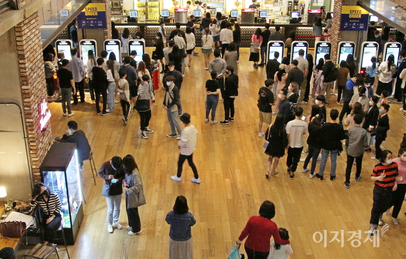 시사회가 열린 상영관 박스오피스와 휴게 계단. 관객이 북적이면서 범죄도시2의 흥행을 예고했다. 사진=정수남 기자