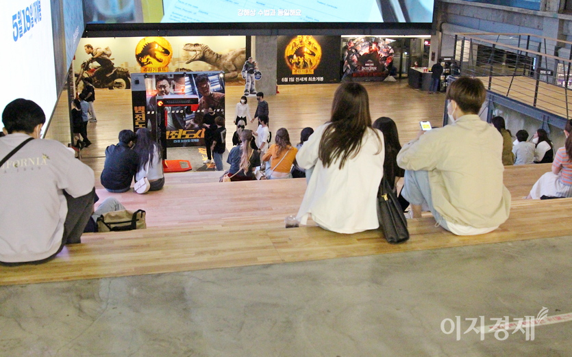시사회가 열린 상영관 박스오피스와 휴게 계단. 관객이 북적이면서 범죄도시2의 흥행을 예고했다. 사진=정수남 기자