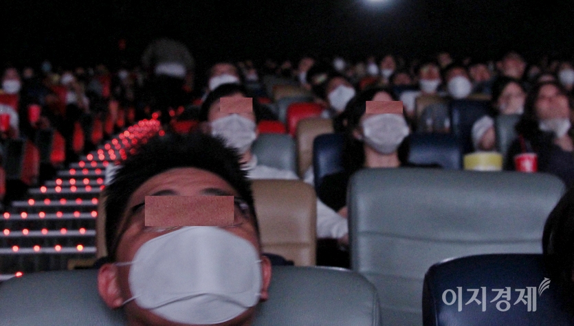 범죄도시2는 현재 박스오피스 1위로, 1000만 관객 동원에 파란불을 켰다. 지난 주말 서울의 한 복합상영관이 개최한 유료시사회에 빈자리가 드물다. 사진=정수남 기자