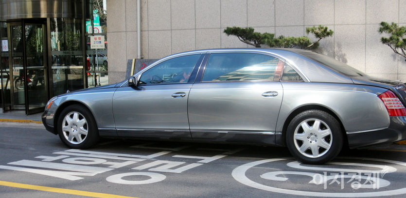 대부업체를 운영하는 최춘백 사장은 벤츠 마이바흐를 탄다. 사진=정수남 기자