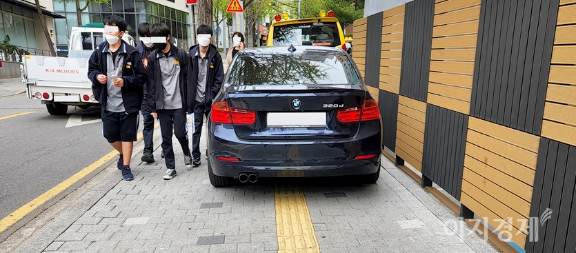 서울 서초구 동광로 인도에 BMW 320d(디젤)가 주차했다. 이곳에는 프랑스학교가 있다. 사진=정수남 기자