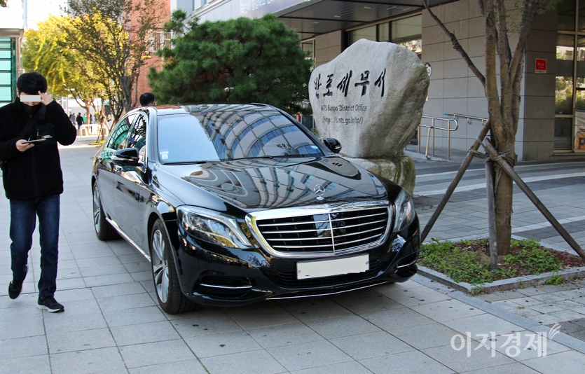 동광로와 만나는 방배로 인도에 벤츠의 고급 세단이 주차했다. 사진=정수남 기자