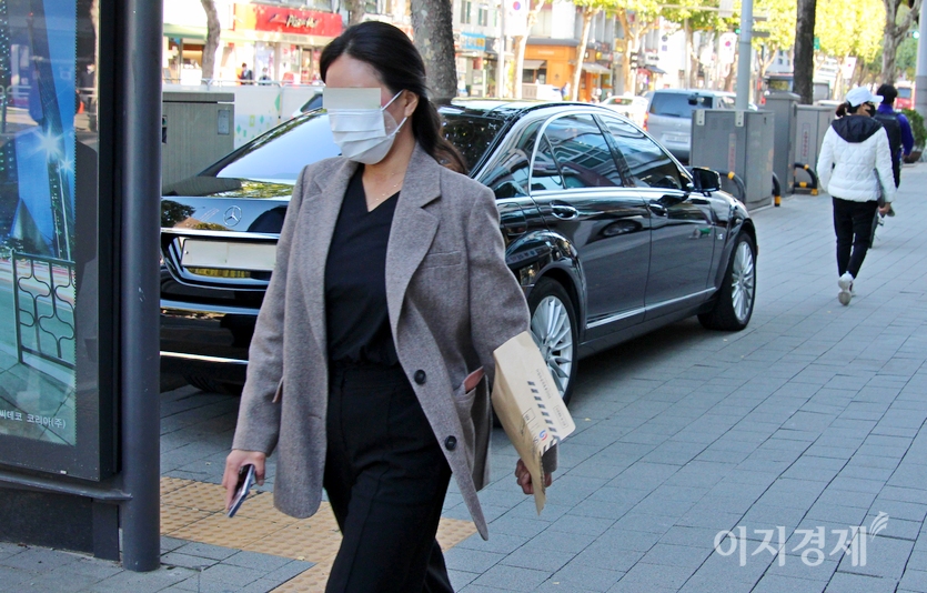 동광로와 만나는 방배로 인도에 벤츠의 고급 세단이 주차했다. 사진=정수남 기자