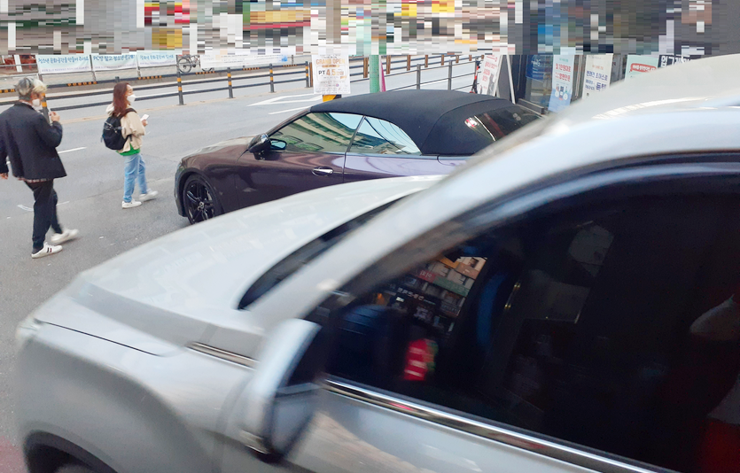벤츠 컨버터블이 성남시 중원구 산성대로 이면도로에 주차했다. 행인과 함께 우회전 차량 통행이 다소 어렵다. 사진=정수남 기자