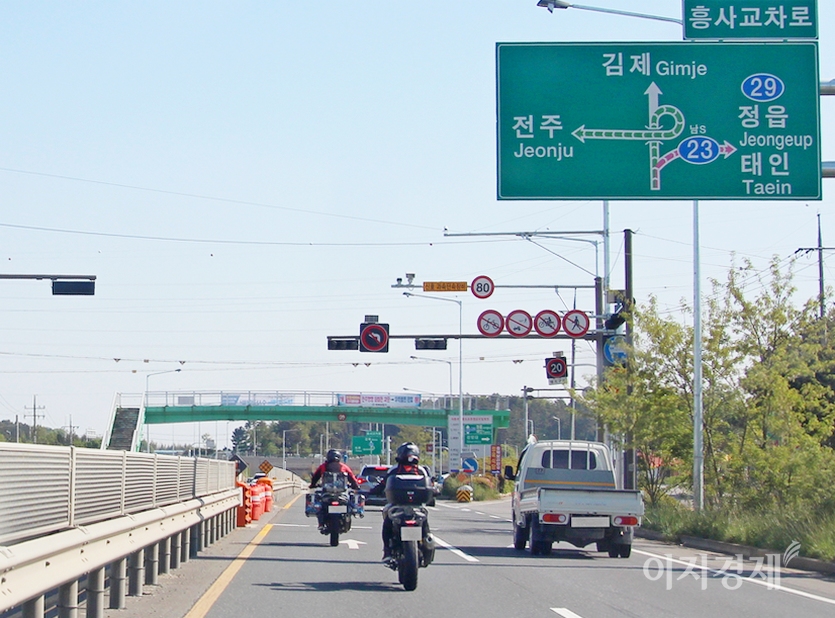 충청도 번호판을 단 이륜차가 자동차 전용 도로인 23번 국도를 지난 주말 달리고 있다. 사진=정수남 기자