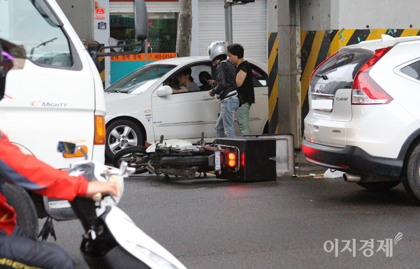 불법 유턴하다 자동차와 접촉 사고가 난 이륜차. 사진=정수남 기자