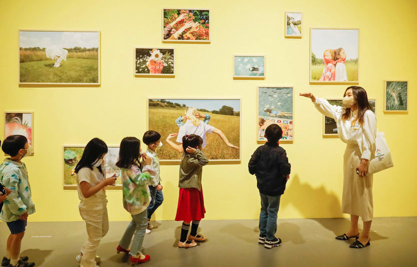 DL이앤씨 (위부터)임직원 자녀가 서울 성동구 ‘디뮤지엄’에서 전시를 관람하고 있다. DL이앤씨 직원 가족이 서울숲에서 소풍을 즐기고 있다. 사진=DL이앤씨