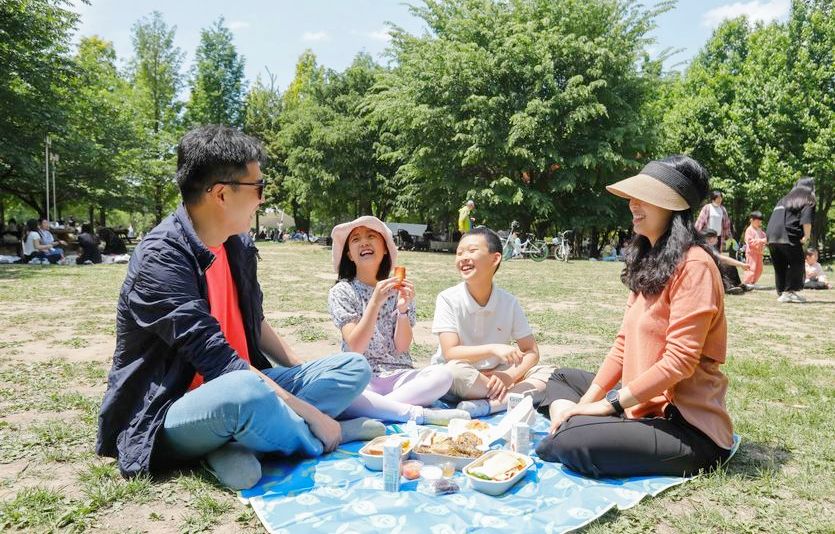 DL이앤씨 (위부터)임직원 자녀가 서울 성동구 ‘디뮤지엄’에서 전시를 관람하고 있다. DL이앤씨 직원 가족이 서울숲에서 소풍을 즐기고 있다. 사진=DL이앤씨
