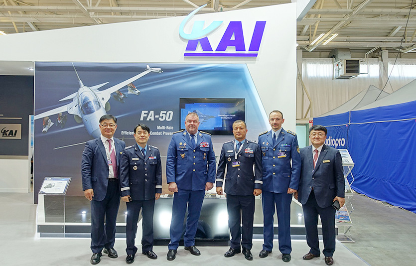 KAI가 슬로바키아에서 최근 폐막한 IDEB에 처음 참가해 슬로바키아 고등훈련기와 경공격기로 자사의 FA-50을 공급하기 위한 마케팅을 펼쳤다. KAI 관계자가 슬로바키아 군 관계자와 기념 사진을 찍고 있다. 사진=KAI