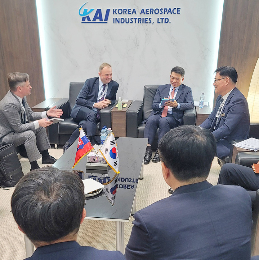 KAI는 이번 행사에서 KF-21 전투기, FA-50 경공격기, LAH 소형무장헬기 등을 전시하고, 슬로바키아, 폴란드, 체코, 헝가리, 오스트리아, 크로아티아, 핀란드 등 잠재 수출국과 면담했다. 사진=KAI