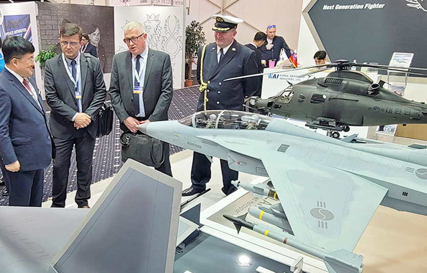 KAI는 이번 행사에서 KF-21 전투기, FA-50 경공격기, LAH 소형무장헬기 등을 전시하고, 슬로바키아, 폴란드, 체코, 헝가리, 오스트리아, 크로아티아, 핀란드 등 잠재 수출국과 면담했다. 사진=KAI