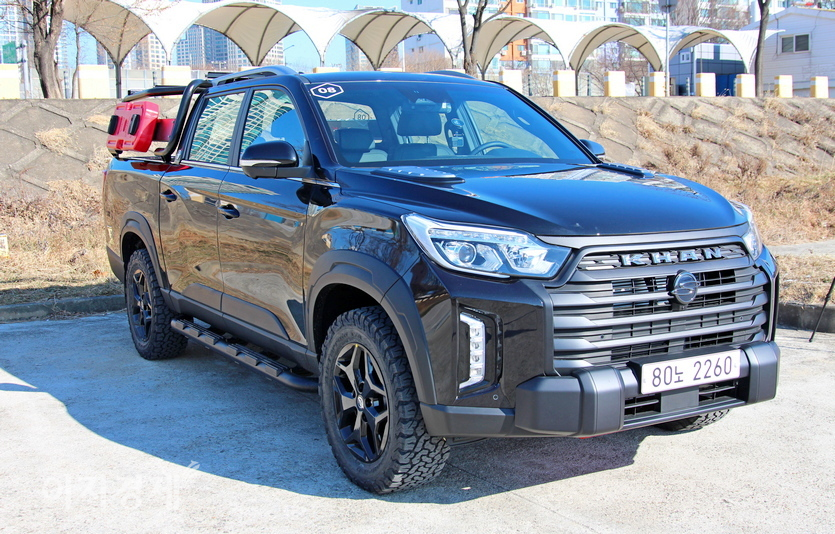 쌍용차가 올해 1～4월 세계에서 모두 3만1328대를 판매해 전년 동기(2만2910대)보다 판매가 36.7% 늘었다. 1월 출시한 신형 렉스턴 스포츠 칸 덕이다. 렉스턴 스포츠 칸의 최상위 트림인 익스페디션. 사진=정수남 기자