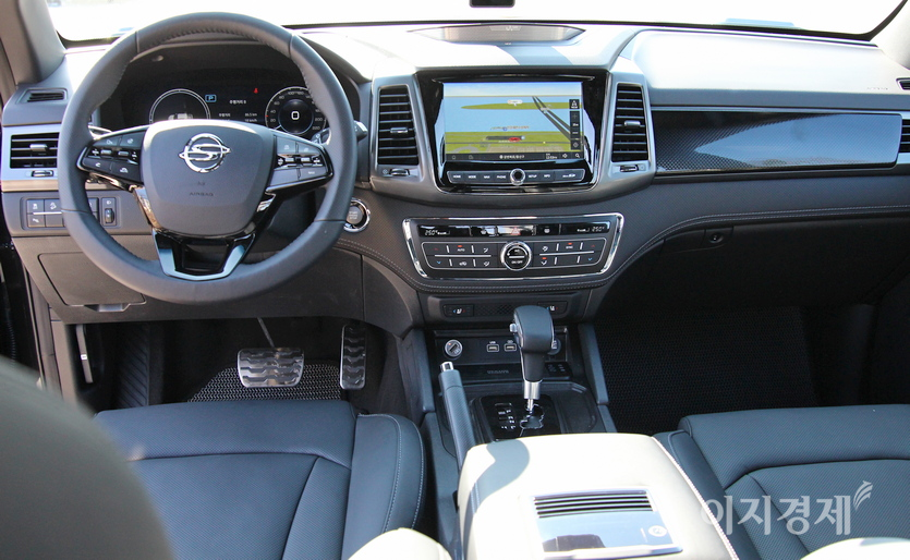 렉스턴 스포츠 칸의 1열. 최첨단 안전편의 사양이 대거 기본으로 실렸다. 사진=정수남 기자