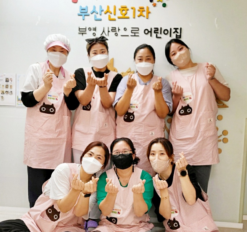 부영그룹이 가정의 달을 맞아 전국 ‘부영 사랑으로 어린이집’ 65개원 보육교사에게 교사용 앞치마 714개를 선물했다. 사진=부영그룹