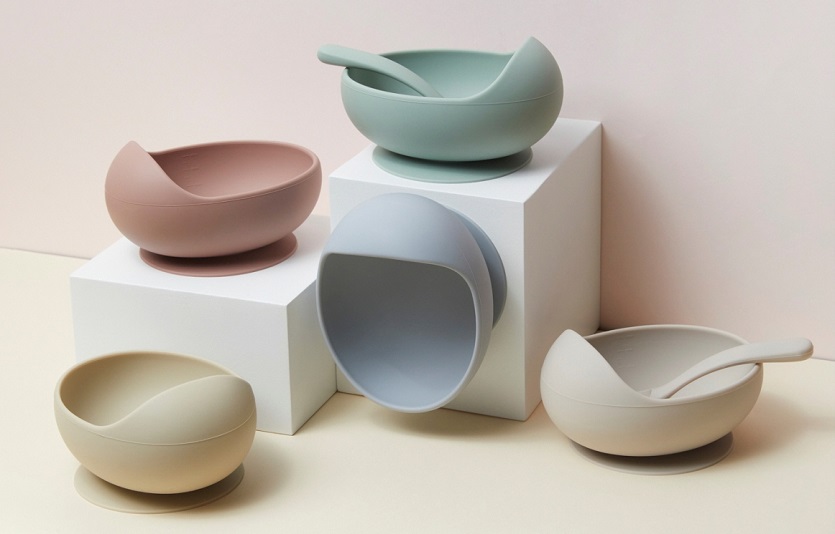 코니바이에린이 쏟을 걱정없는 '코니 와이드 흡착볼 세트' 제품을 선보였다. 사진=코니바이에린