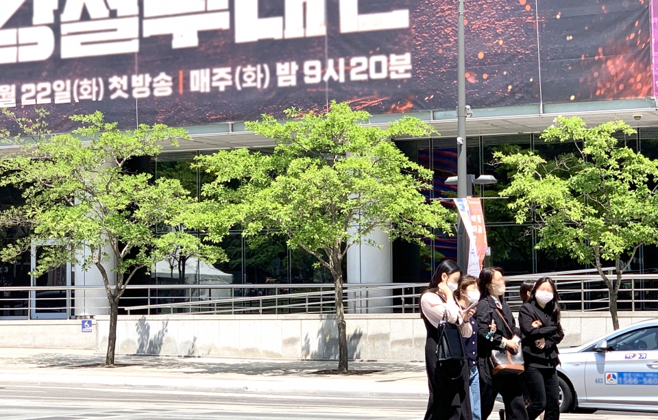 코로나19 유행이 뚜렷한 감소세를 이어나가면서 5일 신규 확진자 수는 2만명대로 내려갔다. 사진=김성미 기자