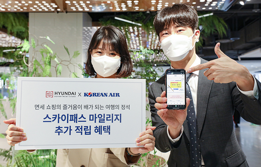 현대백화점면세점 무역센터점에서 직원이 ‘여행의 정석’ 프로모션을  소개하고 있다. 사진=현대백화점면세점