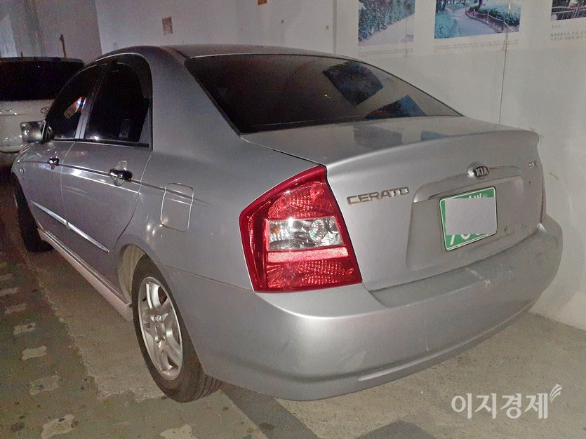 카메라에 담은 (위부터)쎄라토는 후기 모델이며, 아반떼는 2000년식이다. 2000년대 후반 아반떼의 뒷모습. 사진=정수남 기자