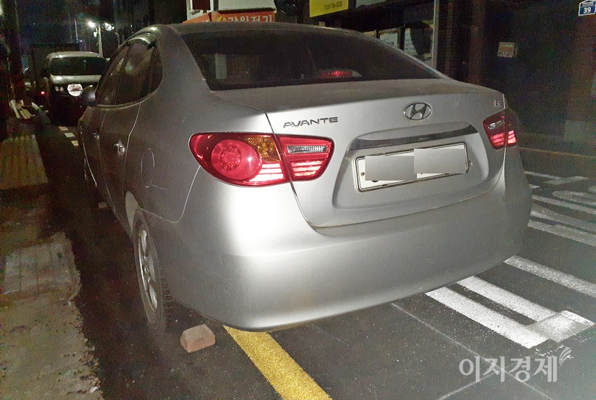 카메라에 담은 (위부터)쎄라토는 후기 모델이며, 아반떼는 2000년식이다. 2000년대 후반 아반떼의 뒷모습. 사진=정수남 기자