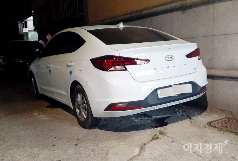 카메라에 담은 (위부터)쎄라토는 후기 모델이며, 아반떼는 2000년식이다. 2000년대 후반 아반떼의 뒷모습. 사진=정수남 기자