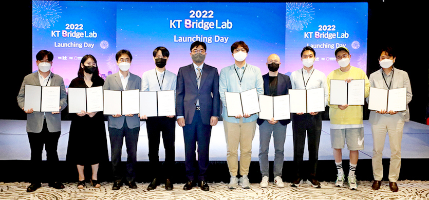 조훈(왼쪽 다섯번째) 전무가 9개 스타트업 대표와 기념사진을 찍고 있다. 사진=KT