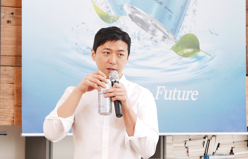 가향 생수 클룹을 시음해 보이고 있는 박찬호 이그니스 대표. 사진=김성미 기자