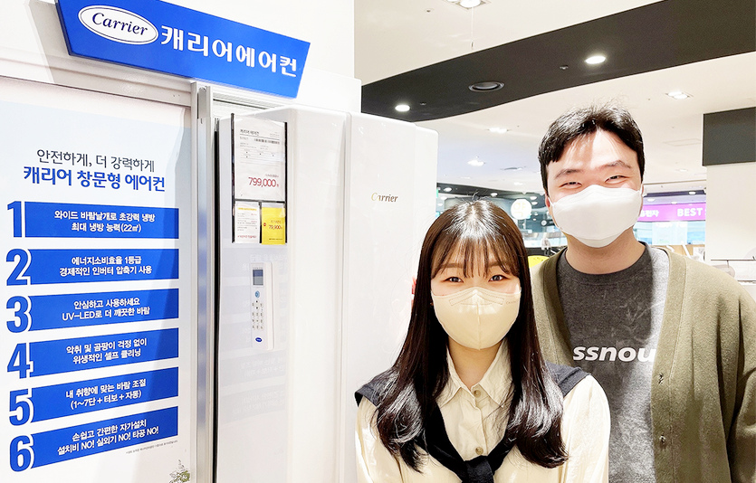 전자랜드 파워센터 용산본점에서 고객이 창문형 에어컨을 살피고 있다. 사진=전자랜드