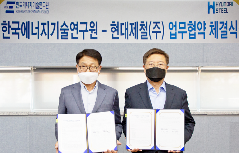 (왼쪽부터)안동일 현대제철 사장과 최종남 에너지기술연구원장이 양해각서 체결 후 기념사진을 찍고 있다. 사진=현대제철