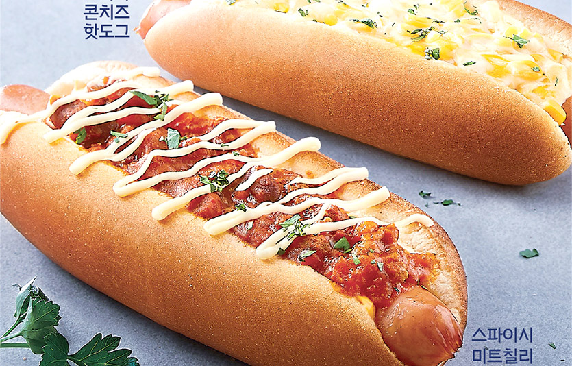 파리바게뜨가 육즙 가득한 소시지를 품은 핫도그 2종을 출시했다. 사진=SPC그룹