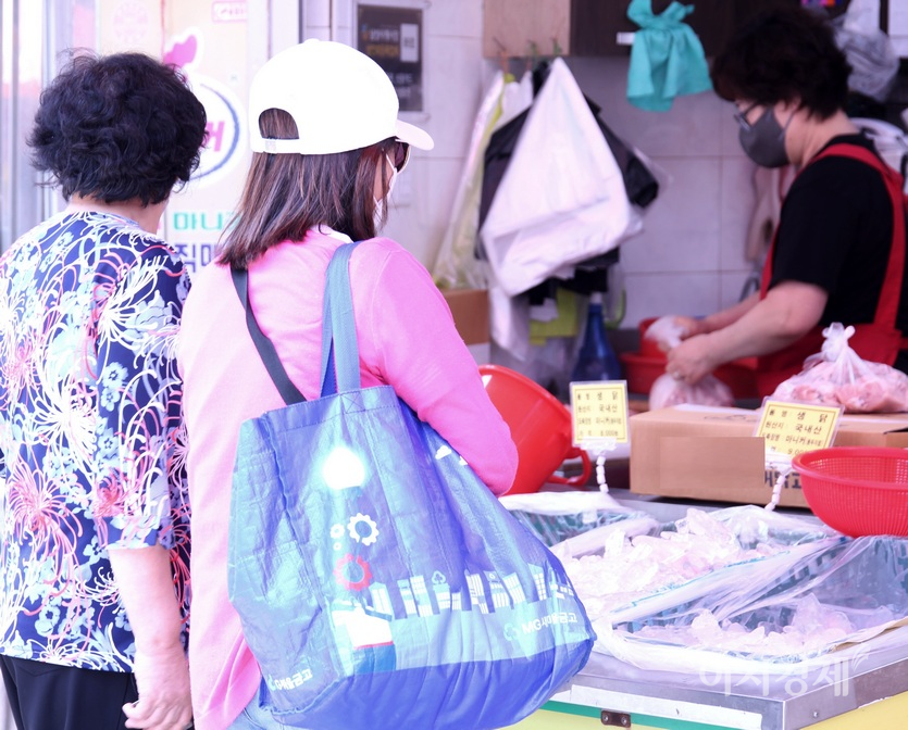 (위부터)젓갈을 파는 노점에도, 통닭과 생닭을 각각 파는 가게에도 손님이 끊이지 않고 있다. 사진=정수남 기자
