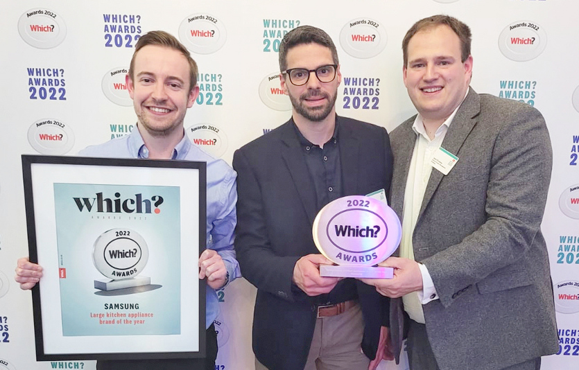 삼성전자 영국법인 생활가전 담당자가 영국 런던에서 진행된 위치 어워드에 참석해 '올해 최고의 대형가전 브랜드상을 받았다. 사진=삼성전자