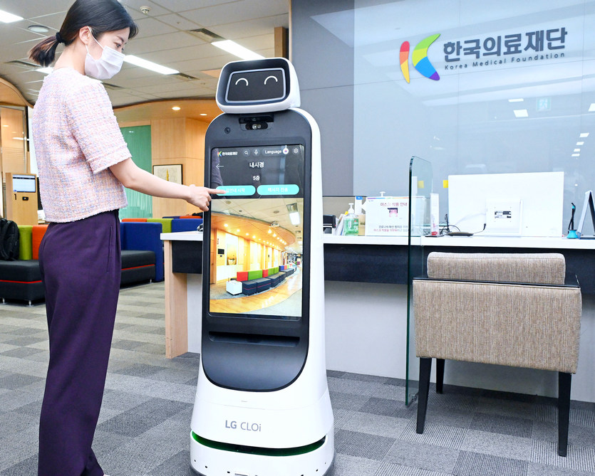 LG전자의 LG 클로이 로봇을 도입한 한국의료재단 종합검진센터에서 고객이 LG 클로이 가이드봇을 활용해 건강검진을 신청하고 있다. 사진=LG전자