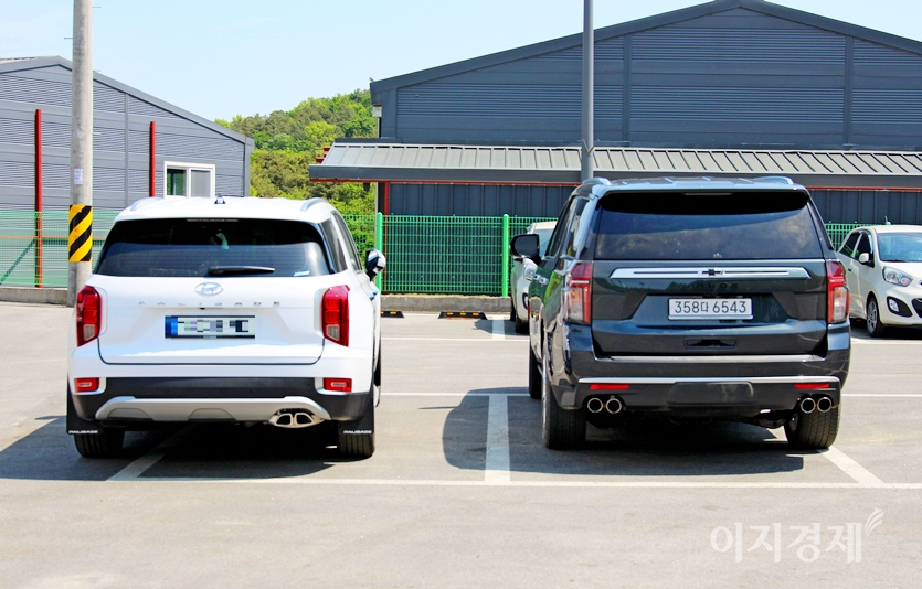 현대차 (왼쪽부터)펠리세이드와 타호다. 펠리세이드의 3800㏄ 가솔린 엔진의 최고출력은 295마력, 최대토크는 36.2㎏·m다. 연비는 9~9.3㎞/ℓ다. 펠리세이드의 전장, 전폭, 전고, 축거는 각각 4995㎜, 1975㎜, 1750㎜, 2900㎜로, 기본 트렁크 용량은 509ℓ,뒷 좌석을 접으면 1297ℓ가 된다. 타호 옆에 선 펠리세이드가 작아 보인다. 사진=정수남 기자