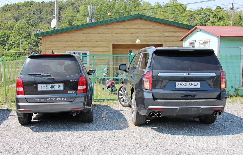 쌍용차 렉스턴 RX4(왼쪽부터)와 타호. 렉스턴은 2001년 2900㏄ 디젤 엔진과 3200㏄ 가솔린 엔진을 각각 탑재해 선보였지만, 2003년 뉴 렉스턴에서는 2700㏄ 디젤 엔진이 추가됐다. 이어 2006년 렉스턴Ⅱ는 2700㏄ 디젤엔진으로 단일화됐다. 2000㏄ 디젤 엔진을 탑재해 2008년 나온 렉스턴 RX4(슈퍼렉스턴)는 전장, 전폭, 전고, 축거가 각각 4735㎜, 1890㎜, 1840㎜, 2835㎜다. 이 엔진은 155마력과 36.7 36.2㎏·m의 힘을 실현했으며, 연비는 13.1∼13.7㎞/ℓ다. 기본 트렁크 용량이 784ℓ, 2열을 접으면 1977ℓ다. 사진=정수남 기자