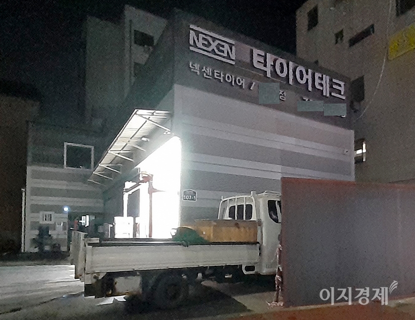 넥센타이어는 자사의 적자가 2분기까지 지속할 것이라는 전망에 따라 고객 접점을 확대하고 RE 시자을 공략한다. 성남시 중원구에서 개설을 준비하는 넥센타이어 타타이어테크. 사진=정수남 기자