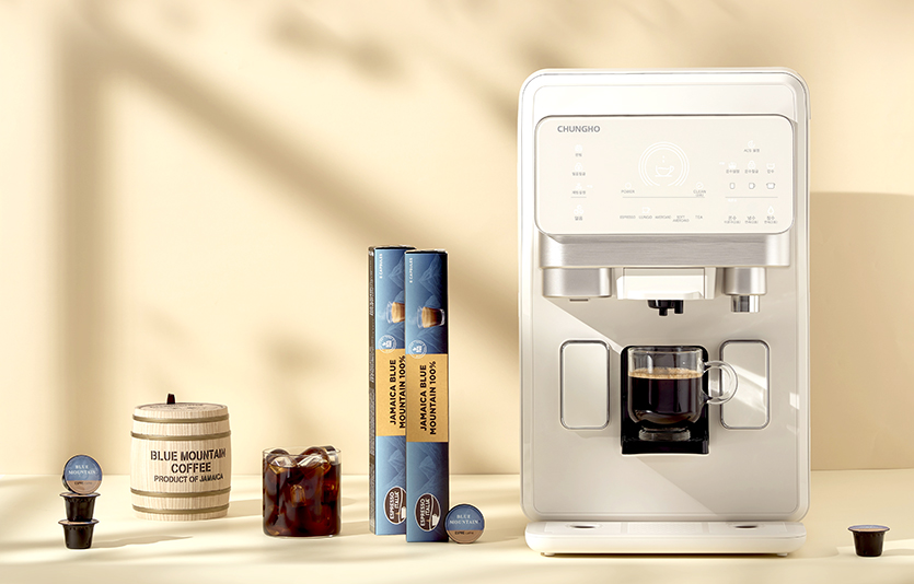 얼음나오는 커피머신 '청호 에스프레카페'와 자메이카 블루마운틴100% 커피. 사진=청호나이스