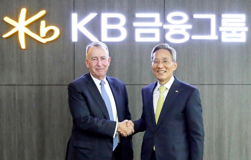 (오른쪽부터)윤종규 KB금융 회장과 제퍼리스 금융그룹의 브라이언 프리드만 회장이 기념사진을 찍고 있다. 사진=KB금융