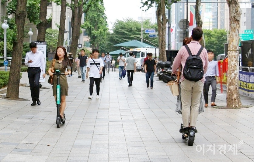 김필수 교수는 자전거 전용도로 등 인프라가 부족한 점을 고려해 전동킥보드의 규정 속도를 줄여 인도 주행을 허용해야 한다고 말했다. (위부터)서울 효창로 자전거도로와 서울 테헤란로 인도를 달리고 있는 전동킥보드. 사진=정수남 기자