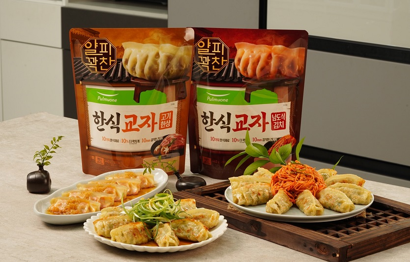 풀무원이 얇고 촉촉한 만두피에 10가지 한식 재료를 큼직하게 가득 채운‘얄피꽉찬 한식교자’를 선보였다. 사진=풀무원식품