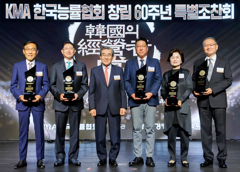 (왼쪽부터)김기남 삼성전자 종합기술원 회장, 조현준 효성그룹 회장, 이봉서 한국능률협회 회장, 정지선 현대백화점그룹 회장, 한현옥 클리오 사장, 김창수 에프앤에프 회장 등이 수상 후 기념사진을 찍고 있다. 사진=효성